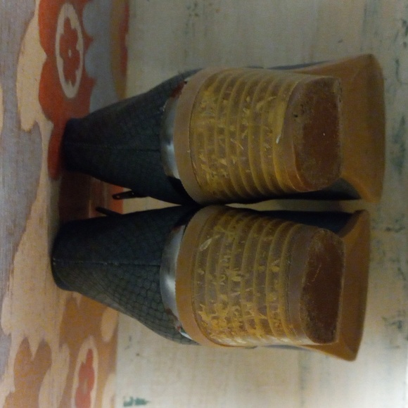 Simply Vera Vera Wang Vienna Blue, Pointed Toe, Inside Zip, Ankle Boots - Picture 15 of 16